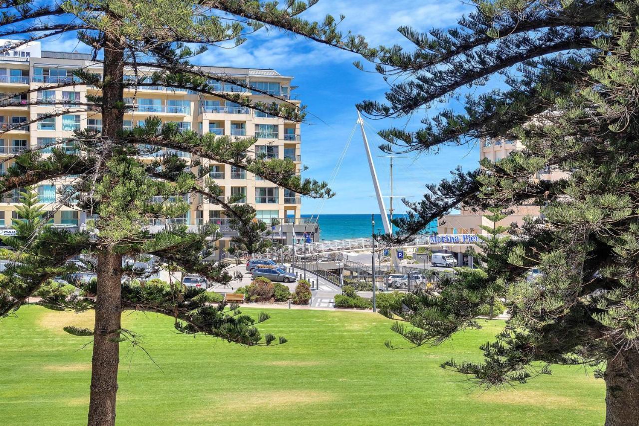 Sea And Park Deluxe Glenelg Apartment Luaran gambar